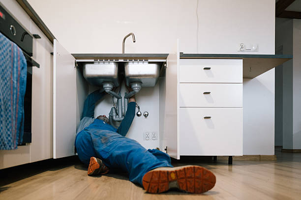 Professional Emergency Plumber technician working in Kosciusko, MS